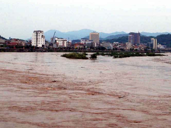 Nước lũ đang lên nhanh trên nhiều hệ thống sông, suối chảy qua địa bàn tỉnh Lào Cai