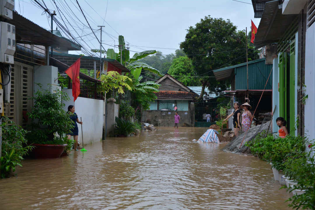 Mưa lớn khiến nhiều nhà dân tại khu vực tổ 24, 25, phường Mường Thanh, TP. Điện Biên Phủ bị ngập úng nghiêm trọng