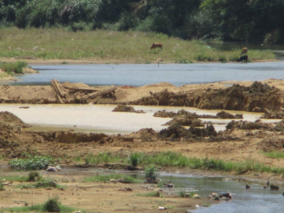 Công ty TNHH Tín Đại Lộc không khai thác đúng vật liệu được cấp phép mà đào hố sâu, moi lấy đất sét dưới khu vực sông Kim Sơn ở thôn Thế Thạnh làm sạt lở nghiêm trọng hai bên bờ sông