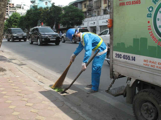 Huy động thêm nhân công tiến hành thu gom rác bằng các xe tải nhỏ, cơ động trên các tuyến phố chính, các trục đường hướng tâm ra vào trung tâm thành phố. 