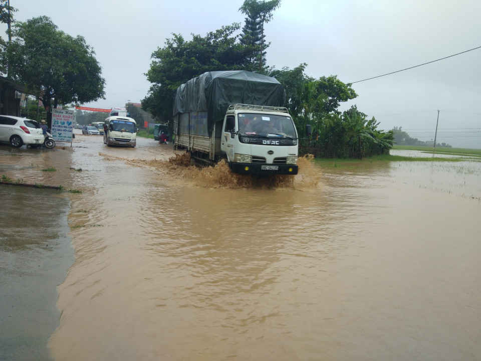 Quốc lộ 279, đoạn chạy qua đội 24, xã Noong Hẹt bị ngập úng, gây khó khăn cho phương tiện giao thông qua lại khu vực này