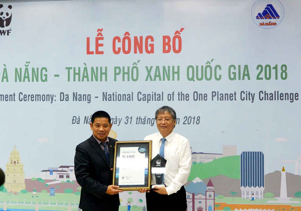 Đại diện WWF trao biểu tượng Thành phố Xanh Quốc gia Việt Nam năm 2018 cho Đà Nẵng