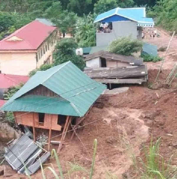 Mưa lớn khiến đất đá bị sạt lở vào nhà dân ở xã Trung Sơn, Trung Thành, huyện Quan Hóa.