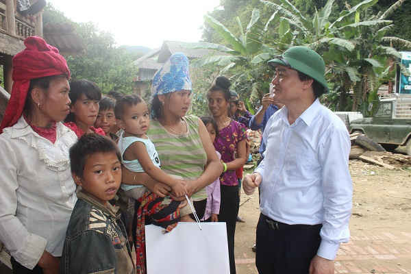 Ông Phùng Xuân Nhạ, Bộ trưởng Bộ Giáo dục và Đào tạo thăm hỏi, động viên nhân dân xã Nà Ớt (Mai Sơn)
