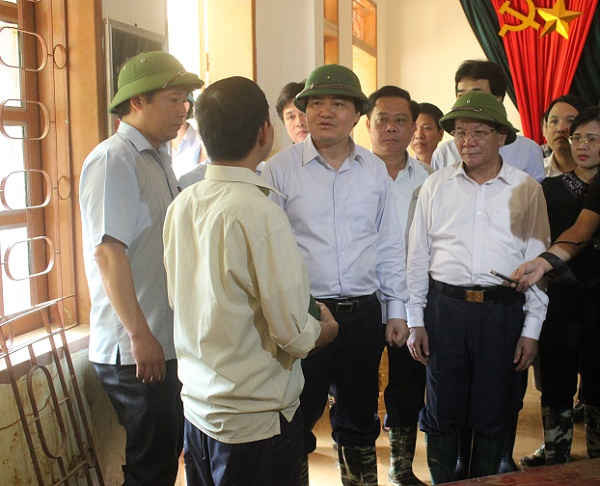 Ông Phùng Xuân Nhạ, Bộ trưởng Bộ Giáo dục và Đào tạo cùng lãnh đạo tỉnh thăm hỏi, động viên thầy, cô giáo Trường Phổ thông dân tộc bán trú THCS Nà Ớt, huyện Mai Sơn