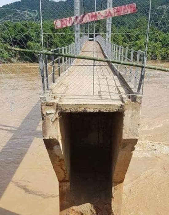 Cầu Chôm Lôm (huyện Con Cuông) bị trôi phần mố
