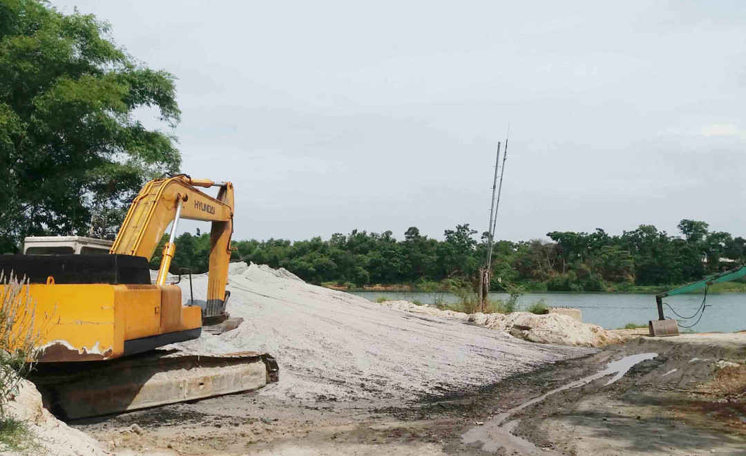 UBND huyện Phong Điền buộc dừng các bãi tập kết cát trái phép trước 30/9