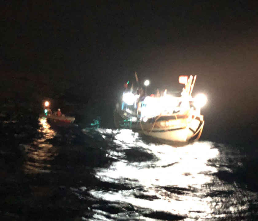 Tàu SAR412 tiếp cận tàu cá gặp nạn trong đêm tối