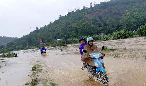 Nhiều công trình giao thông tại tỉnh Lào Cai bị hư hại và ngập úng gây khó khăn đi lại cho người dân.