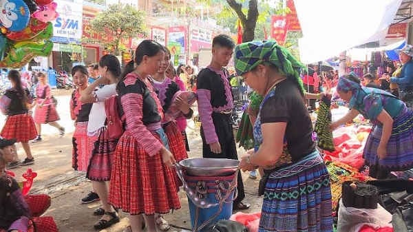 Dù tiết trời vẫn còn mưa, nhưng hàng ngàn du khách vẫn về với Mộc Châu để tham gia các hoạt động vui đón ngày Tết Độc lập 2/9.