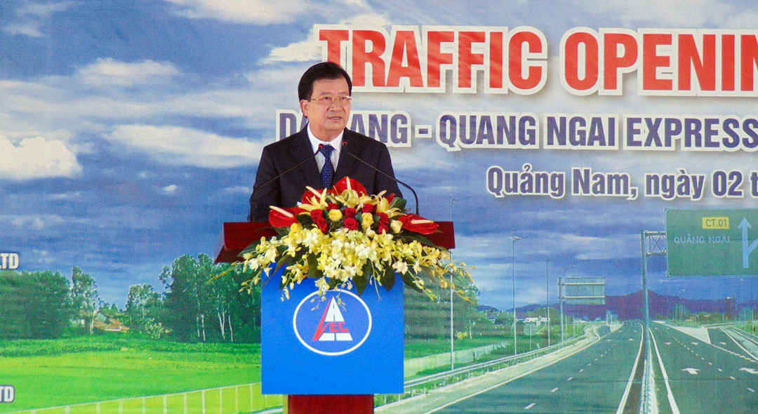 Phó Thủ tướng Chính phủ Trịnh Đình Dũng phát biểu tại buổi lễ thông xe cao tốc Đà Nẵng – Quảng Ngãi