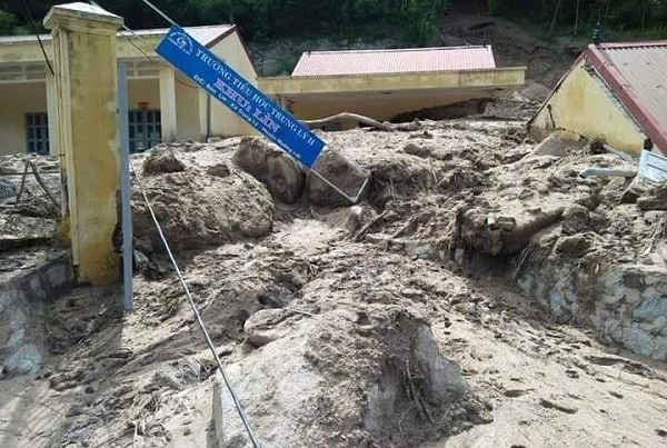 Trường tiểu học Trung Lý bị vùi lấp trong bùn đất.