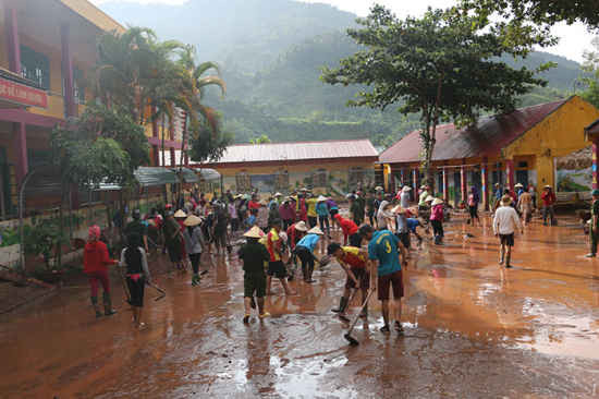 Khắc phục hậu quả mưa lũ tại Trường PTDTBT Tiểu học Chà Nưa, huyện Nậm Pồ để chuẩn bị năm học mới. Ảnh: Ban Chỉ đạo Trung ương về phòng chống thiên tai