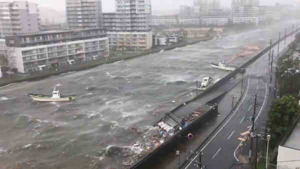Những chiếc thuyền nổi cùng với đống rác trong bão Jebi ở thành phố Nishinomiya, tỉnh Hyogo, Nhật Bản vào ngày 4/9/2018