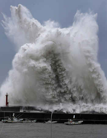 Bão Jebi gây ra sóng lớn ở cảng cá ở Aki, tỉnh Kochi, phía Tây Nhật Bản vào ngày 4/9/2018