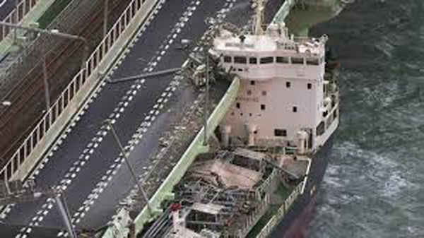 Một chiếc tàu chở dầu đâm vào một cây cầu gần sân bay Kansai khi bão Jebi quét qua phía tây Nhật Bản vào ngày 4/9/2018