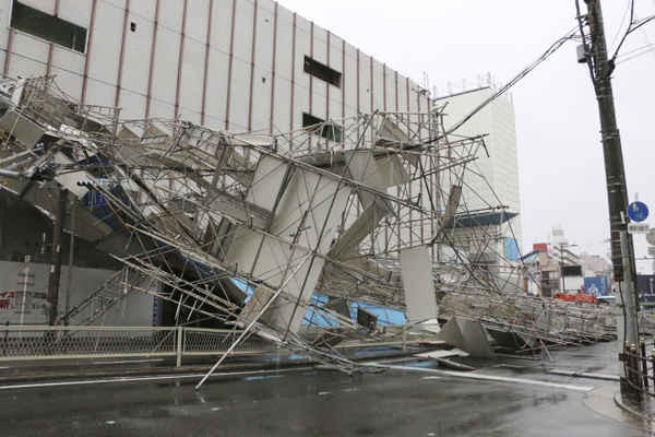 Một tòa nhà bị hư hại do bão Jebi tấn công Osaka, phía Tây Nhật Bản vào ngày 4/9/2018