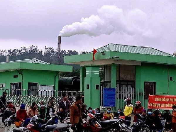 Người dân nhiều lần tập trung trước cổng nhà máy xử lý rác Phú Hà để phản đối