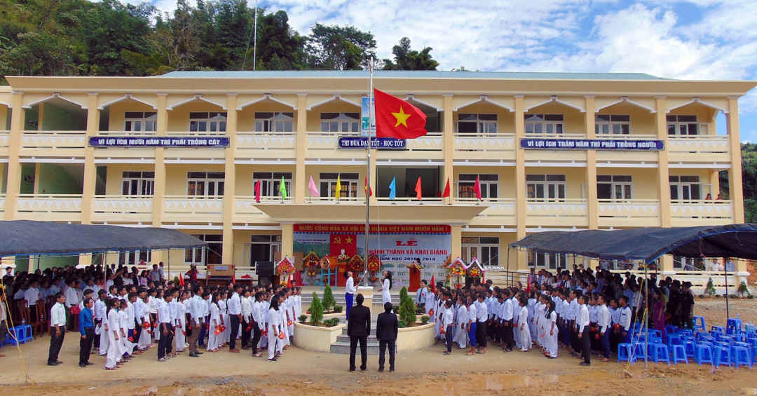Kéo cờ Tổ quốc tại sân trường trong lễ khánh thành và đưa vào sử dụng Trường THPT Võ Chí Công
