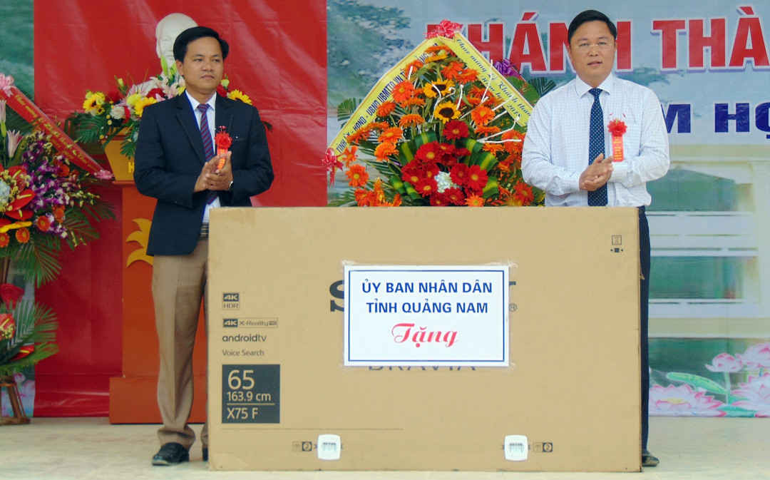 Ông Lê Trí Thanh- Phó Chủ tịch UBND tỉnh Quảng Nam tặng quà cho tập thể Trường THPT Võ Chí Công