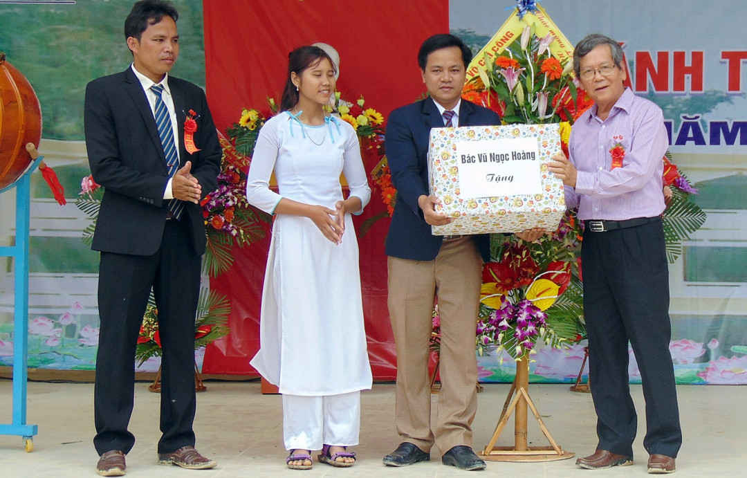 Ông Vũ Ngọc Hoàng, nguyên Ủy viên Trung ương Đảng, nguyên Phó Trưởng Ban Thường trực Ban Tuyên giáo Trung ương tặng quà cho tập thể Trường THPT Võ Chí Công