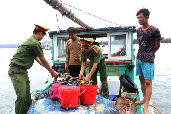 Công an huyện Cô Tô bắt giữ tàu khai thác thủy sản trái phép