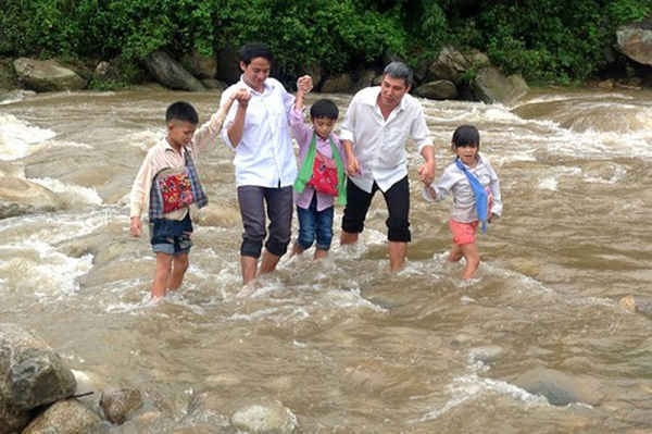 Khó khăn của học sinh vùng cao Lào Cai khi tới trường