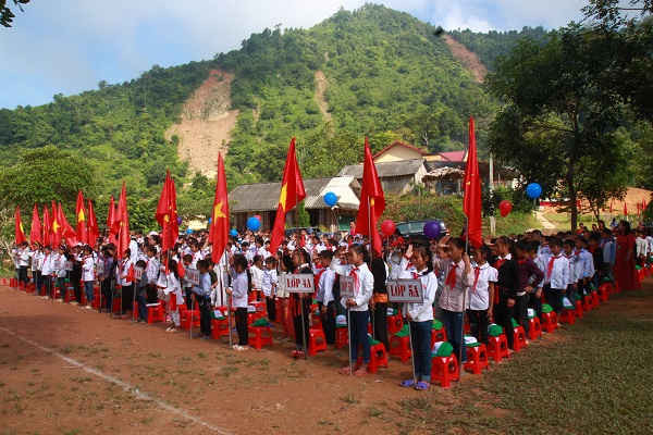 Các em học sinh vùng lũ xã Suối Quyền, huyện Văn Chấn đón năm học mới trong không khí vui tươi, phấn khởi