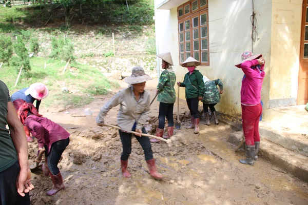 Nỗ lực dọn dẹp bùn đất tại các trường
