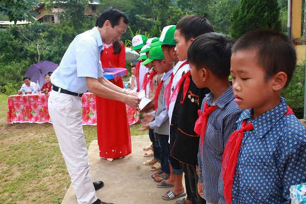 Sở TN&MT tỉnh Yên Bái trao quà cho học tại xã Suối Quyền, huyện Văn Chấn