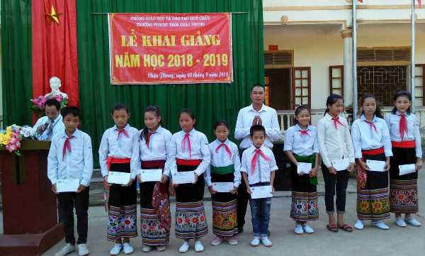 Nhà tài trợ thông qua Báo TN&MT tặng 10 suất quà cho 10 em học sinh Trường THCS Châu Phong