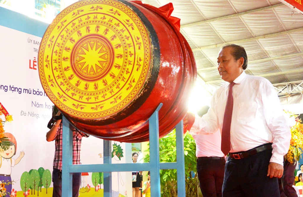 Phó Thủ tướng Trương Hòa Bình đánh hồi trống khai giảng ở trường Phù Đổng (Q. Hải Châu, TP. Đà Nẵng)