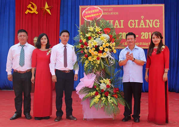 Lãnh đạo tỉnh Lào Cai tham gia Lễ khai giảng tại điểm trường khó khăn của xã A Mú Sung huyện Bát Xát.