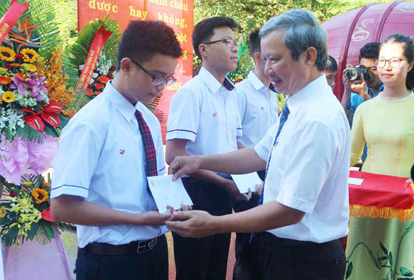Ông Lê Trường Lưu- Bí thư Tỉnh ủy Thừa Thiên Huế trao học bổng cho các em thủ khoa khối 10 trường Quốc học
