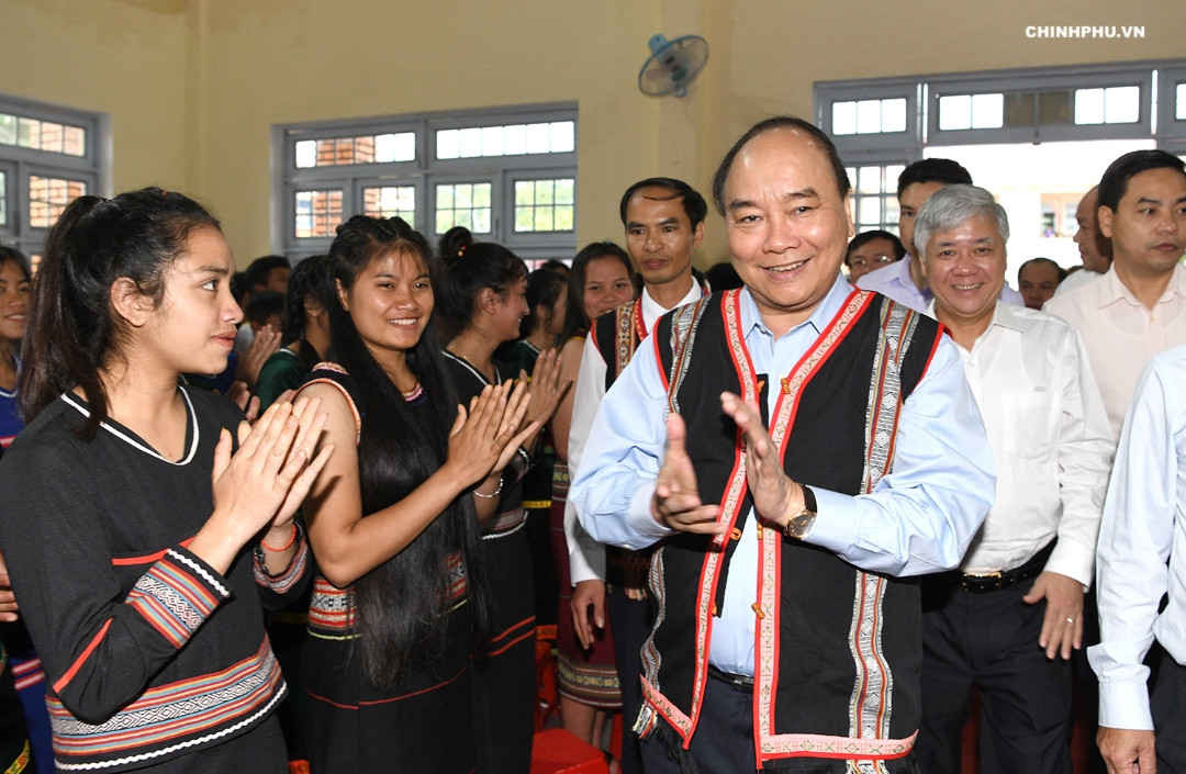 Thủ tướng chung vui ngày hội đến trường với học sinh dân tộc Tây Nguyên1
