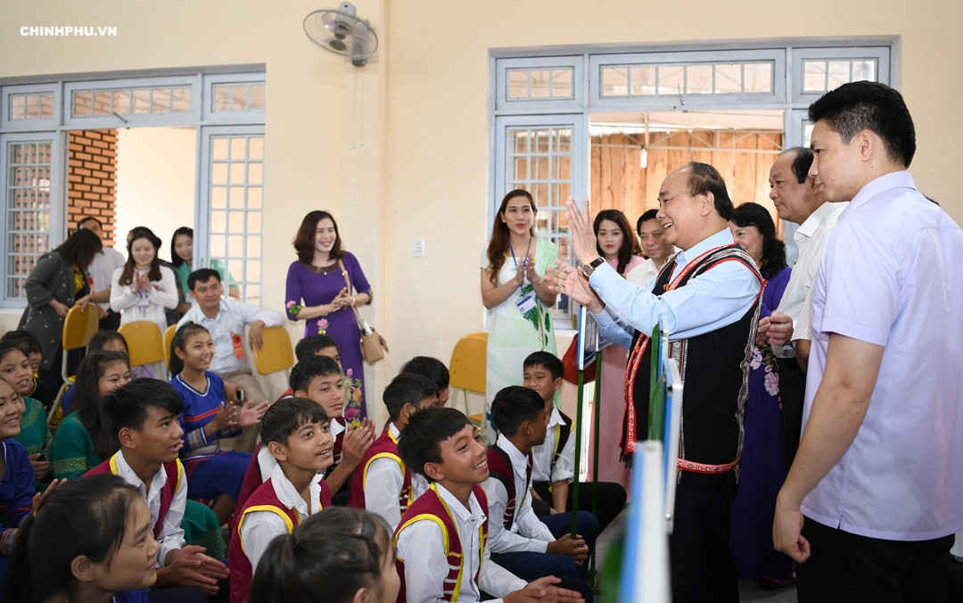 Thủ tướng chung vui ngày hội đến trường với học sinh dân tộc Tây Nguyên2