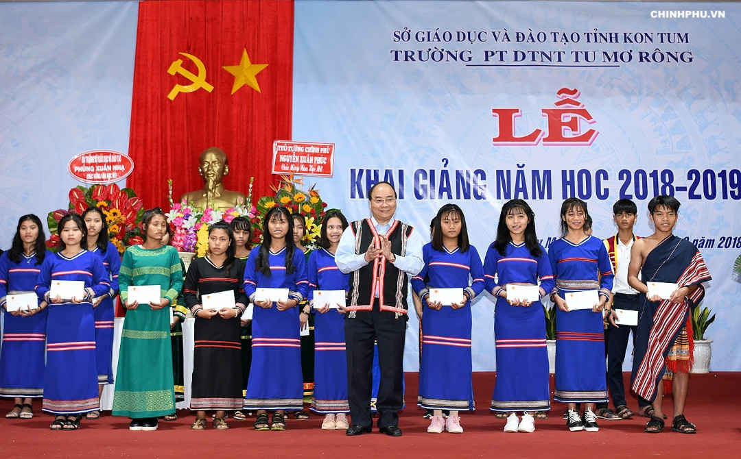 Thủ tướng chung vui ngày hội đến trường với học sinh dân tộc Tây Nguyên5
