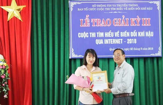 Phó Giám đốc Sở Thông tin và Truyền thông trao giải Nhất cho thí sinh đạt giải (ảnh Thùy Dung)