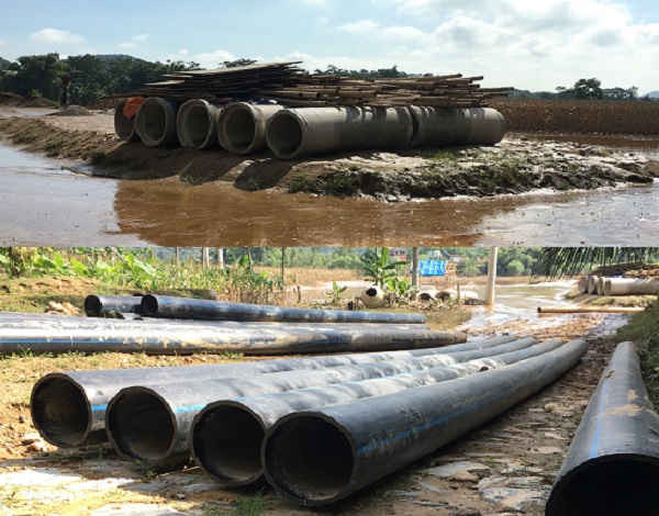 Hàng chục ống bê tông và đường ống nhựa được tập kết sẵn tại khu vực thi công.