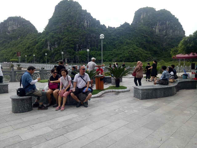 Vịnh Hạ Long ngày càng thu hút người dân, du khách trong nước và quốc tế
