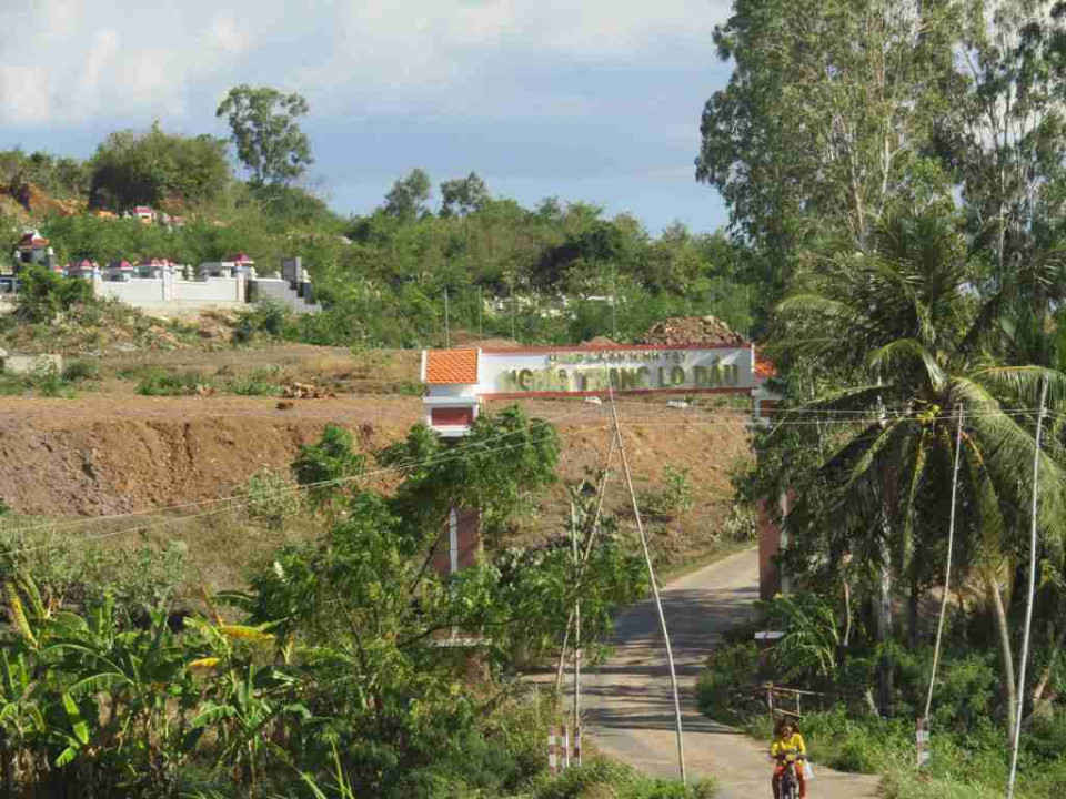 Khai thác đất trên núi Lò Dầu tại Nghĩa trang Lò Dầu xã An Ninh Tây, huyện Tuy An, tỉnh Phú Yên