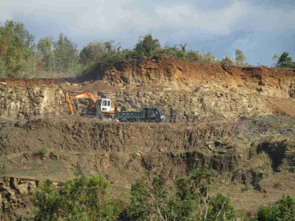 Để có đất phục vụ việc san lấp các công trình, UBND xã An Ninh Tây cho phép nhà thầu khai thác đất trên núi Lò Dầu tại Nghĩa trang Lò Dầu