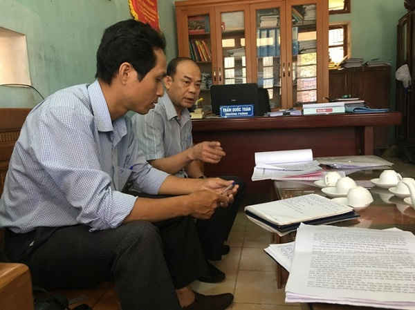 Ông Trần Quốc Toàn (người ngồi sau)- Trưởng phòng KTHT huyện Lệ Thủy cho rằng quy hoạch chi tiết của dự án là không cần thiết