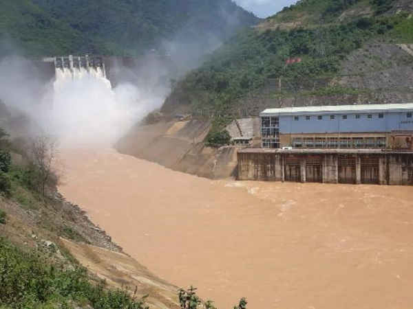 Thủy điện Bản Vẽ phải xả lũ trên 4.200m3/s do lượng nước dồn về từ phía thượng nguồn bên nước bạn Lào