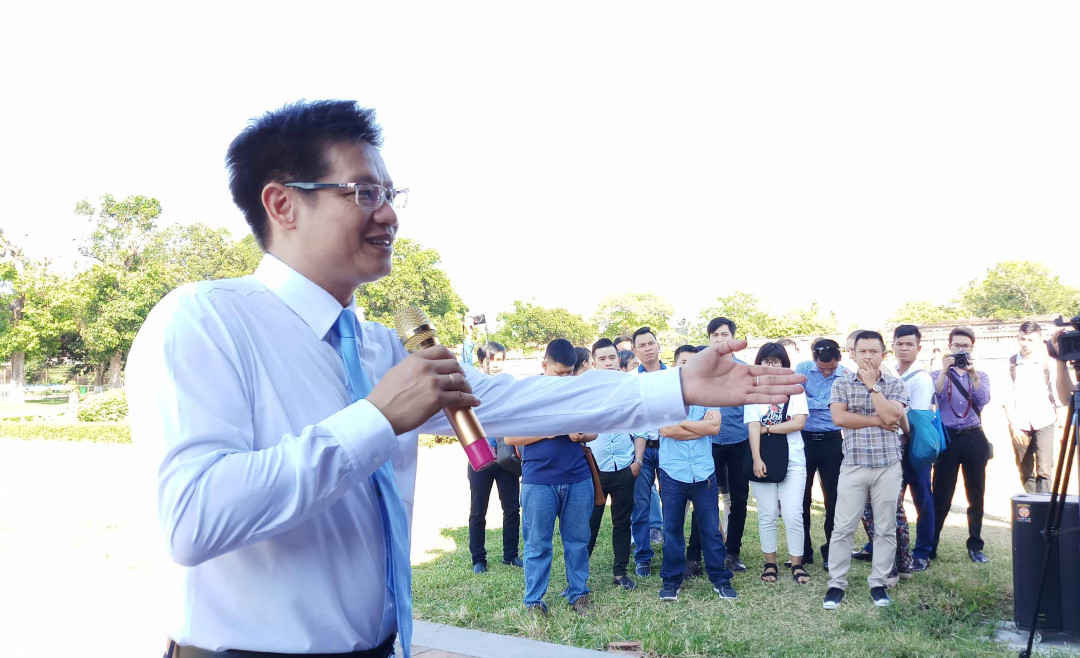 Ông Phan Thanh Hải- Giám đốc Trung tâm Bảo tồn Di tích Cố đô Huế giới thiệu về điện Kiến Trung