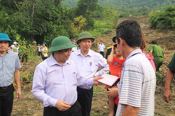 Trưởng ban tổ chức Trung ương – Phạm Minh Chính thăm và tặng quà người dân vùng lũ.