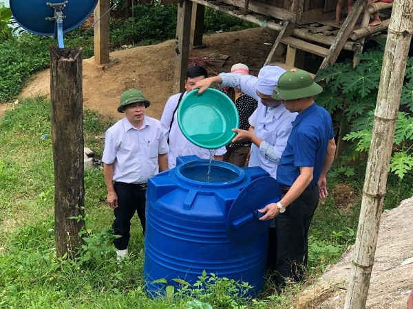 Trung tâm y tế dự phòng tỉnh Thanh Hóa hướng dẫn người dân Mường Lát xử lý nước sau lũ.