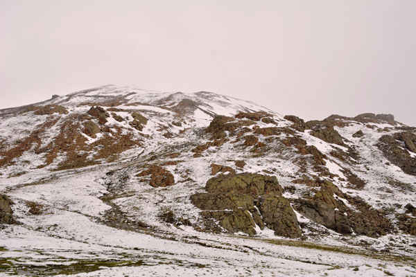 Với một mùa đông kéo dài, Vườn quốc gia Deosai đã nhận được tuyết rơi vào tháng 7/2018. Ảnh: Amar Guriro