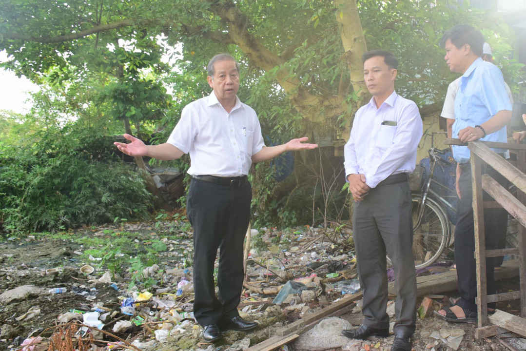 Ông Phan Ngọc Thọ (bên trái)- Chủ tịch UBND tỉnh Thừa Thiên Huế đi khảo sát thực tế về cuộc sống của người dân sống xung quanh Kinh thành