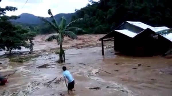 Thủy điện sông Bung 2 ở huyện Nam Giang vỡ hầm dẫn dòng nhấn chìm nhiều ngôi làng thuộc xã La Êê và xã Zuôih.